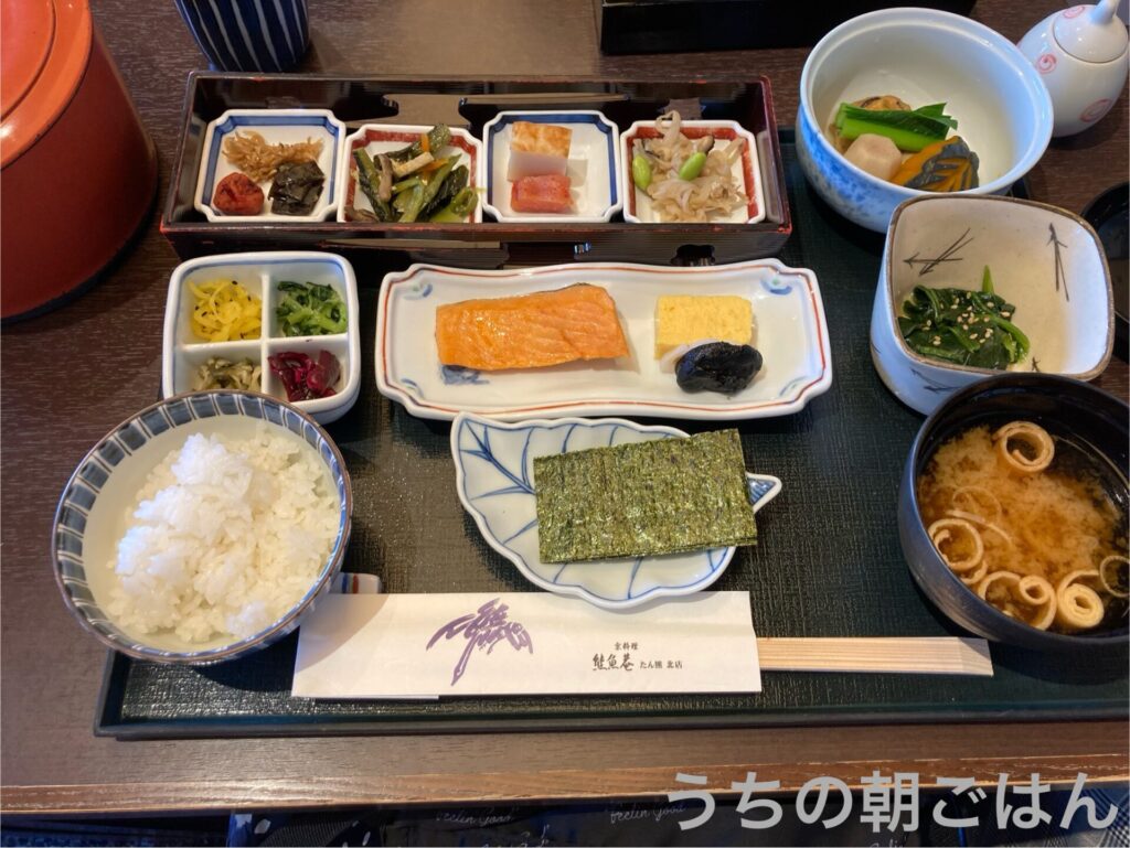 横浜旅行-朝ごはん-和食-たん熊-ご飯-味噌汁-焼シャケ-玉子焼-海苔-お惣菜-漬物-焚き合わせ-お茶