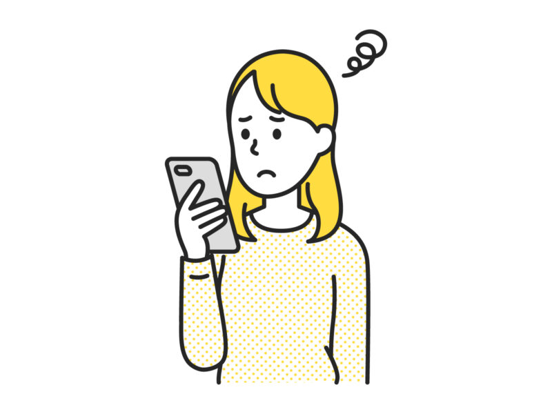 スマホを見て悩む女の人