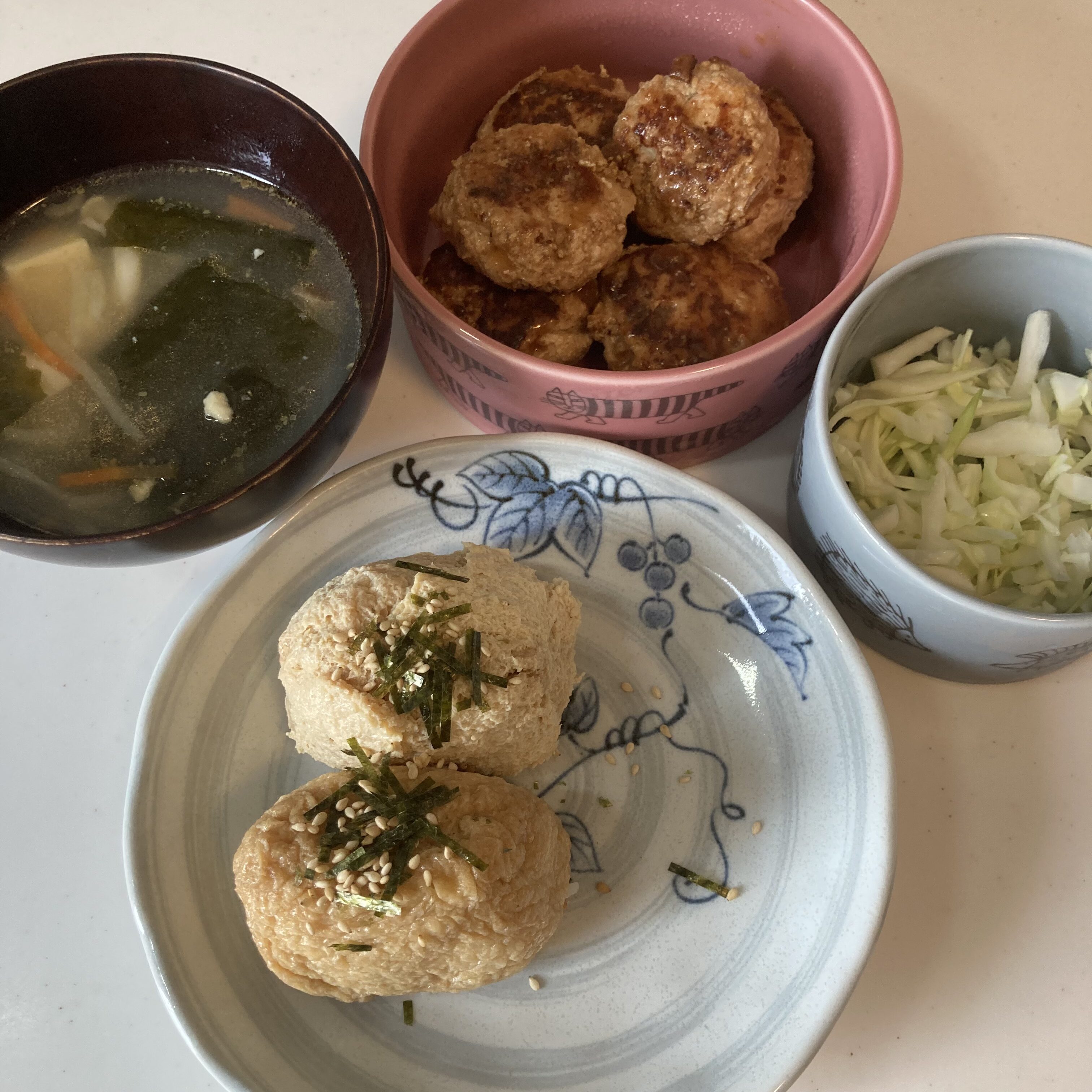 朝ごはん-お稲荷さん-野菜スープ-豆腐入り鳥つくね-キャベツサラダ