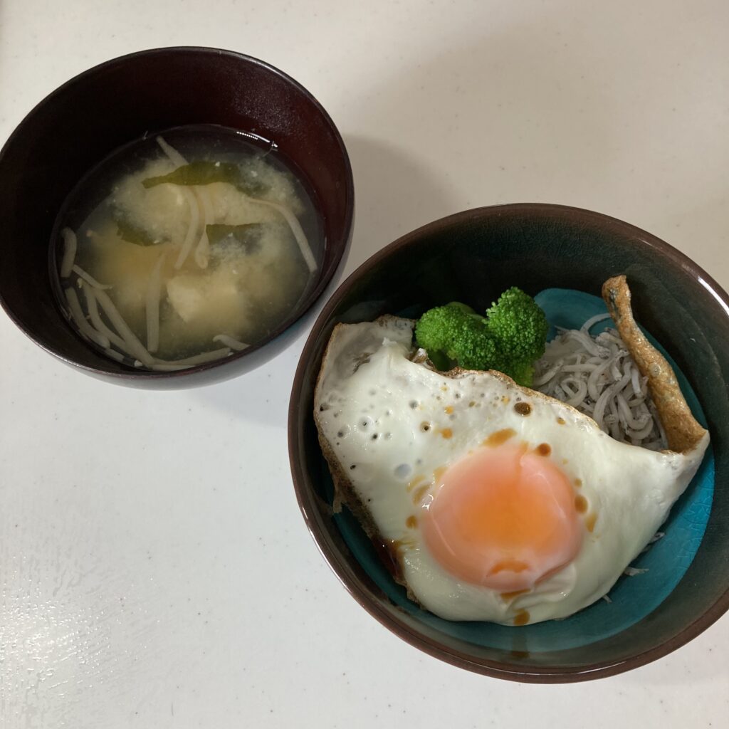 うちの朝ごはん-しらすと目玉焼き丼ーブロッコリー-味噌汁
