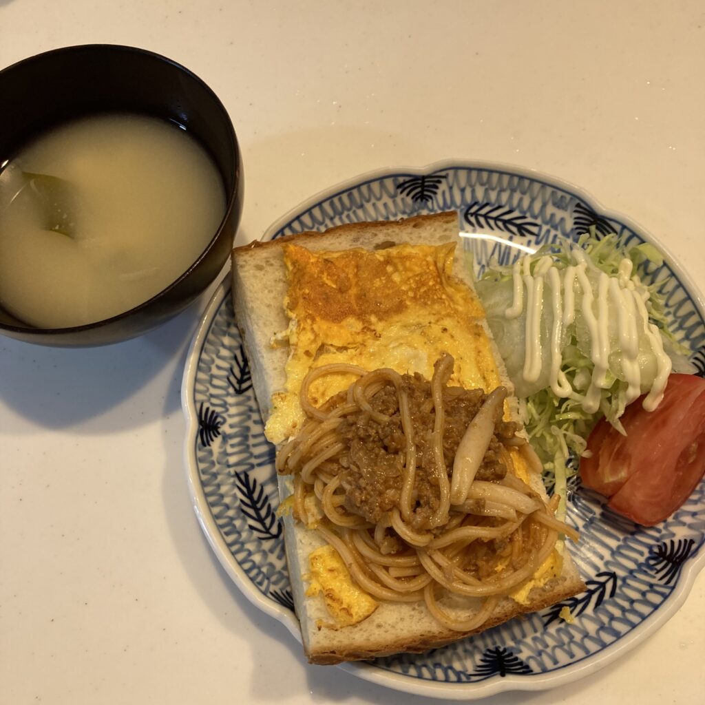 朝ごはん-サンドイッチ-sミートソーススパゲッティ-野菜サラダ-味噌汁