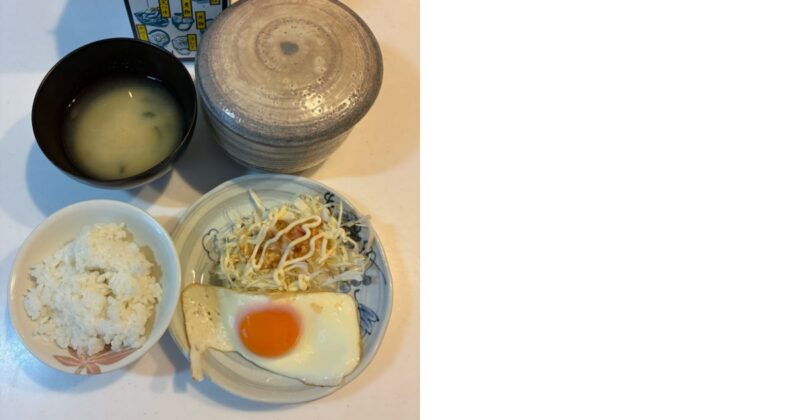 目玉焼きとキャベツサラダ、味噌汁とごはんの朝ごはん。
