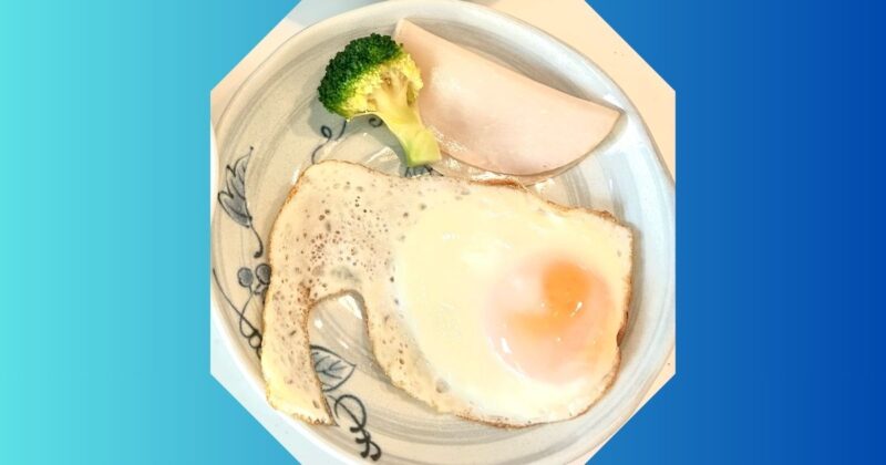 今日の朝ごはんの目玉焼きとブロッコリー、ハム。目玉焼きが北海道の形のように見える不思議な朝食