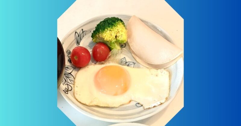 今日の朝ごはんの目玉焼きとブロッコリー、ハム、プチトマト。目玉焼きが四国の形のように見える不思議な朝食